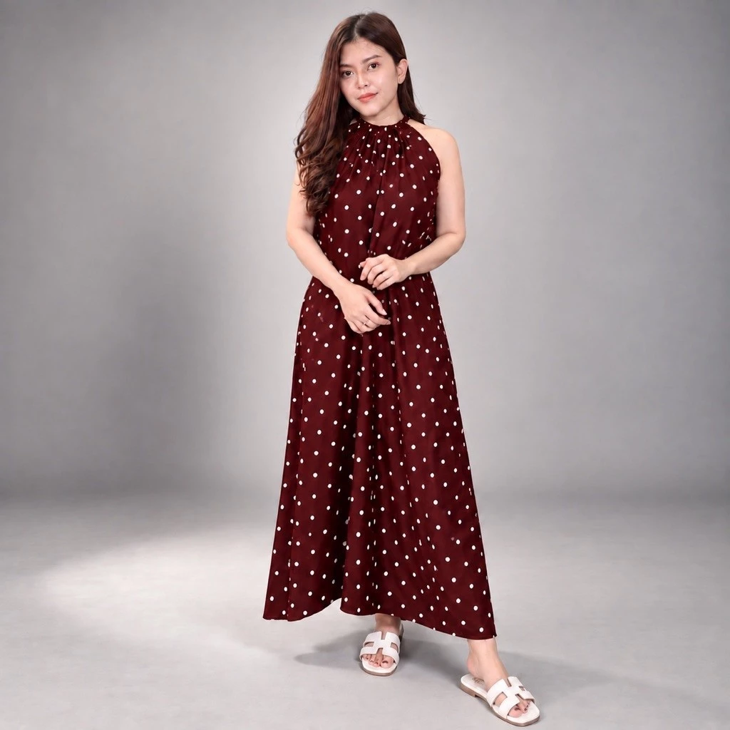 Model mengenakan daster midi hitam bermotif polkadot FOUR LIV